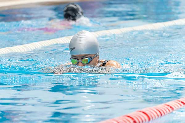 Sport après sleeve : Les activités cardiovasculaires, telles que la natation, le cyclisme ou l'aquagym, sont excellentes pour brûler des calories tout en améliorant la condition physique.